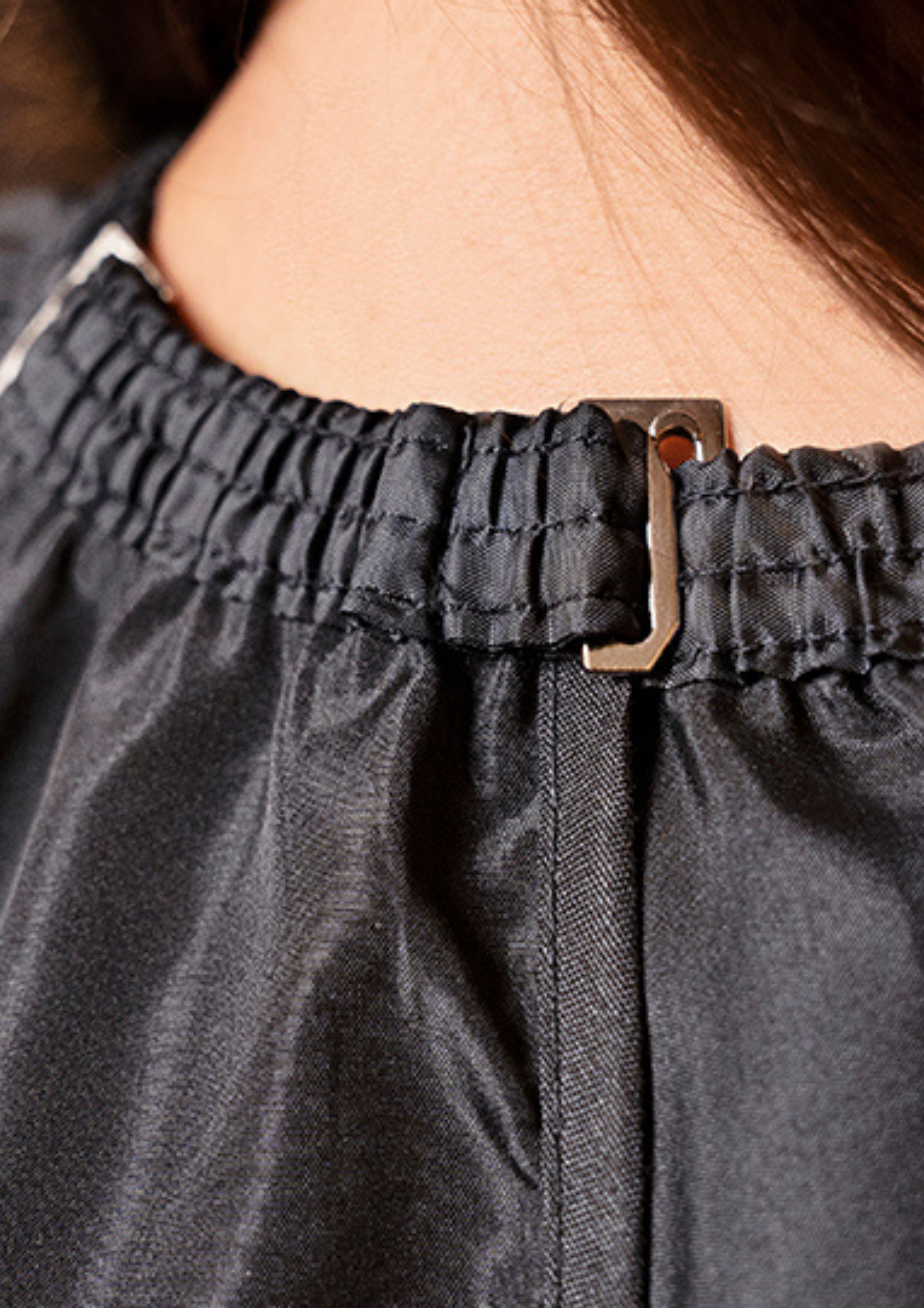 Friseurumhang mit Handdurchgriffen